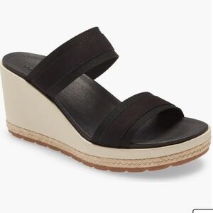 The Merrell Kaiteri Wedge Strap Sandal Leather Black and Cream Sz 9